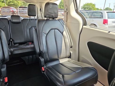 Used 2024 Chrysler Pacifica Touring-L FWD image 15