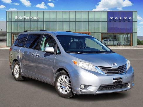 Used 2015 Toyota Sienna XLE image 1