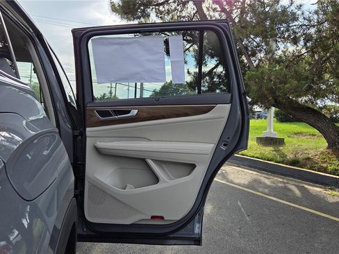 New 2026 Volkswagen Atlas SE FWD image 32