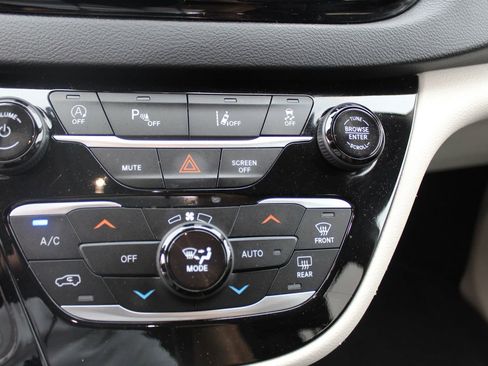 Used 2023 Chrysler Pacifica Touring-L image 16