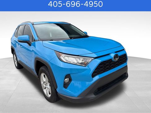 Used 2019 Toyota RAV4 XLE w/ Convenience Package FWD image 3