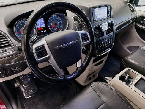 Used 2011 Chrysler Town & Country Touring-L image 7