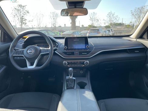 Used 2025 Nissan Altima 2.5 SV FWD image 34