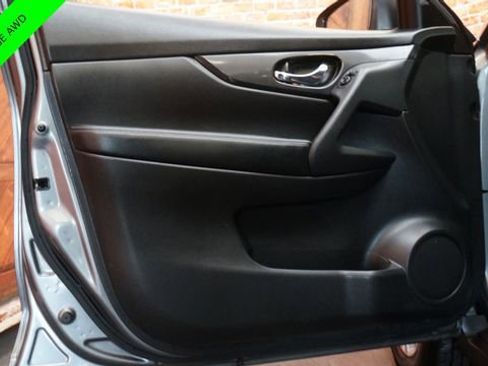 Used 2017 Nissan Rogue SV w/ SV Premium Package image 31