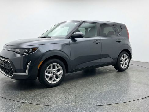 Used 2025 Kia Soul LX w/ LX Technology Package image 3