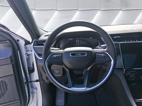 New 2025 Jeep Grand Cherokee Altitude image 13