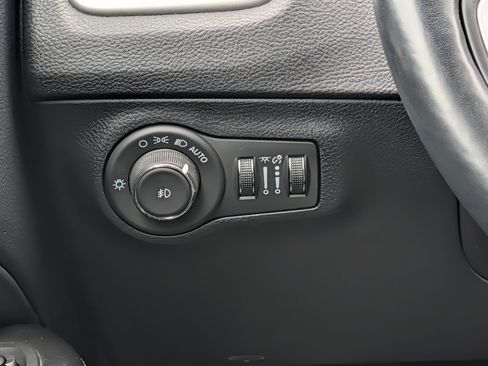 Used 2021 Jeep Compass Latitude w/ Driver Assistance Group AWD/4WD image 25