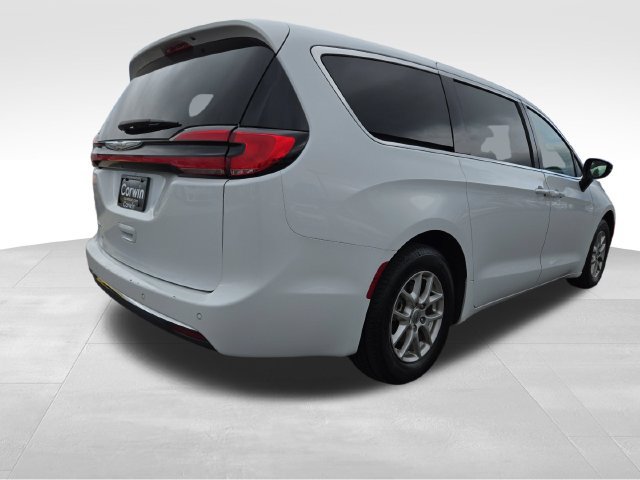 Used 2024 Chrysler Pacifica Touring-L FWD image 15