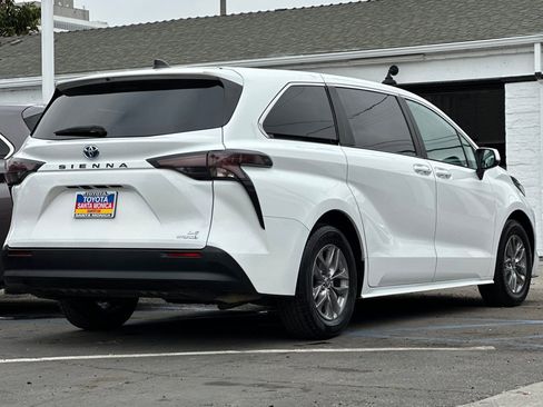Used 2023 Toyota Sienna LE image 4