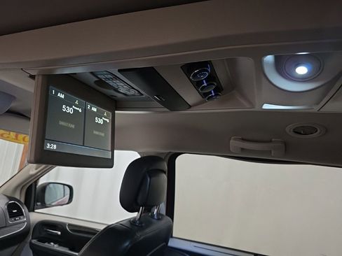 Used 2015 Chrysler Town & Country Touring-L w/ Driver Convenience Group image 12