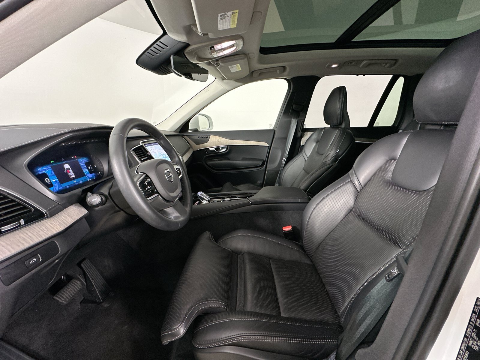 Certified 2024 Volvo XC90 B6 Ultimate w/ Protection Package Premier AWD/4WD image 32