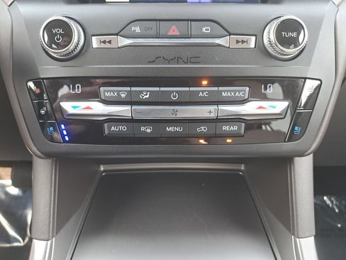 Used 2020 Ford Explorer Platinum w/ Premium Technology Package AWD/4WD image 24