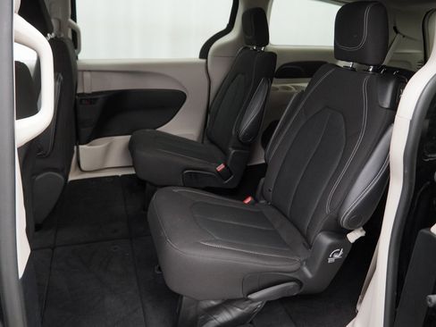 Used 2023 Chrysler Voyager LX image 20