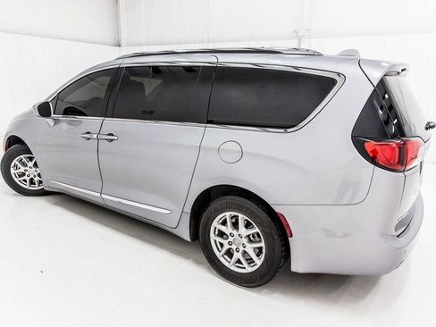 Used 2020 Chrysler Pacifica Touring-L image 4
