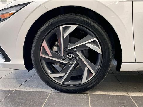Used 2025 Hyundai Elantra Limited FWD image 7
