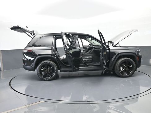 Used 2023 Jeep Grand Cherokee Limited w/ Black Appearance Package image 75