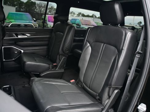 Used 2022 Jeep Wagoneer Series III w/ Premium Group I image 11