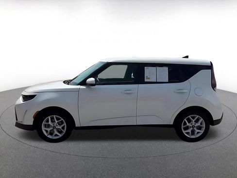 Used 2025 Kia Soul LX w/ LX Technology Package FWD image 9