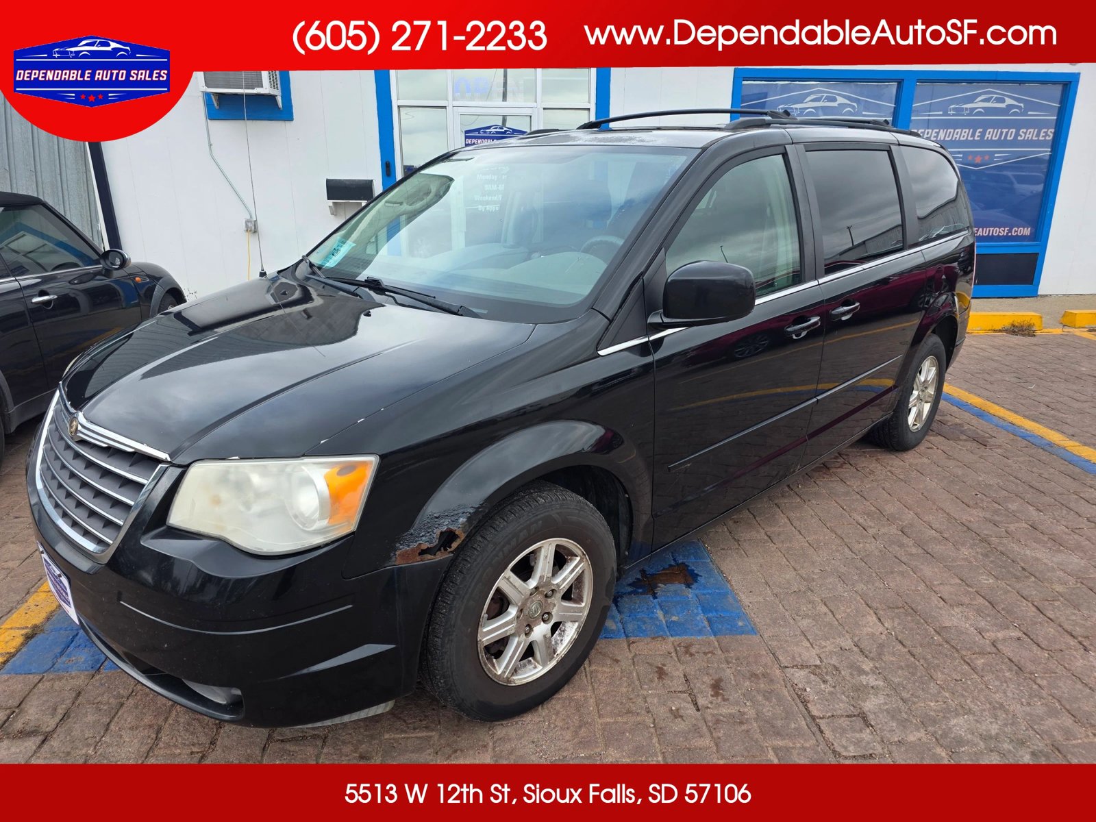 Used 2008 Chrysler Town & Country Touring FWD image 1