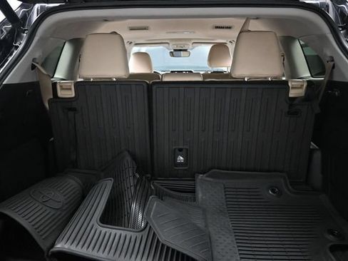 Used 2020 Toyota Highlander Limited FWD image 17