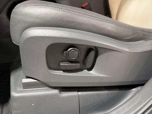 Used 2024 Land Rover Defender 110 X-Dynamic SE image 23