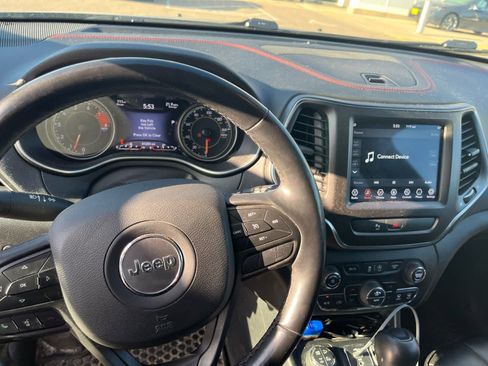 Used 2019 Jeep Cherokee Trailhawk w/ Comfort/Convenience Group image 8