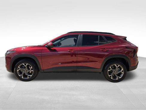 Used 2025 Chevrolet Trax LT w/ Driver Confidence Package FWD image 4