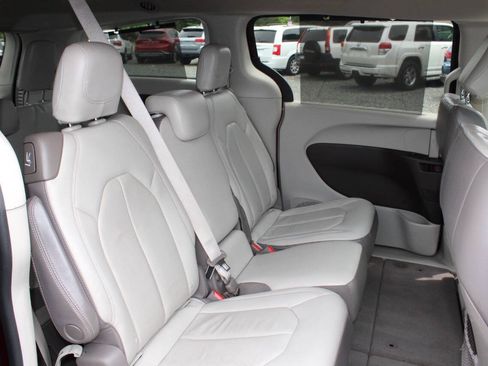 Used 2017 Chrysler Pacifica Touring-L w/ Tire & Wheel Group FWD image 18
