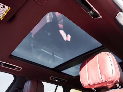 Used 2025 Land Rover Range Rover SE image 46