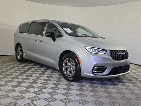 Used 2024 Chrysler Pacifica Limited image 1