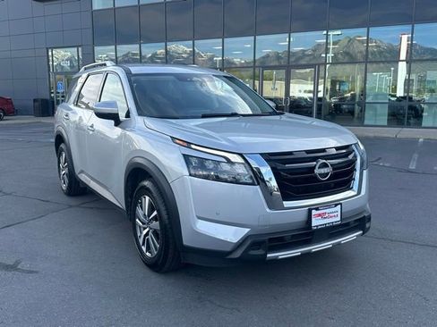 Used 2025 Nissan Pathfinder SL AWD/4WD image 2