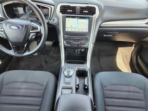 Used 2017 Ford Fusion SE w/ Fusion SE Technology Package image 14