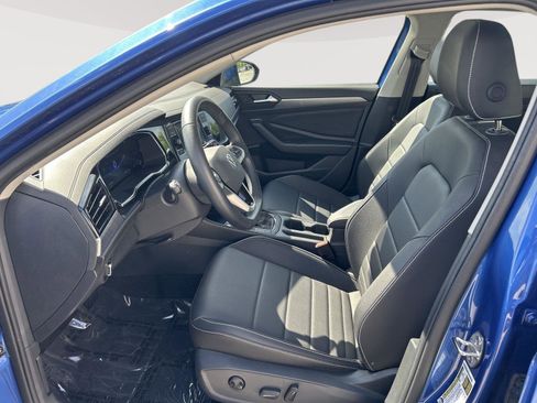 Used 2024 Volkswagen Jetta SE w/ Panoramic Sunroof Package FWD image 2