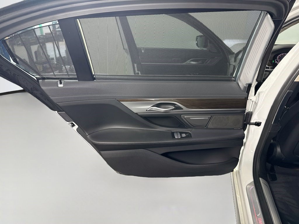 Used 2020 BMW 740i RWD image 25