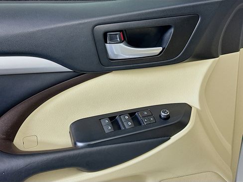 Used 2019 Toyota Highlander XLE image 15