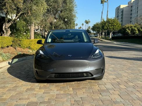 Used 2024 Tesla Model Y Long Range AWD/4WD image 2