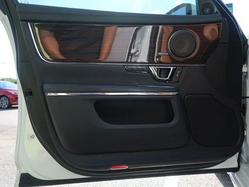 Used 2019 Jaguar XJ R-Sport RWD image 43