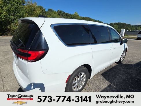 Used 2023 Chrysler Pacifica Touring-L FWD image 6
