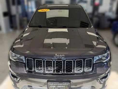 Used 2019 Jeep Grand Cherokee Laredo image 2