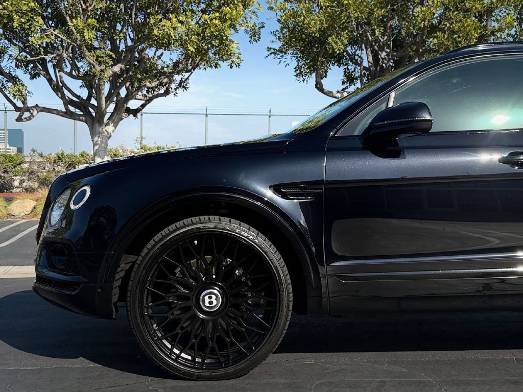 Used 2017 Bentley Bentayga AWD/4WD image 8