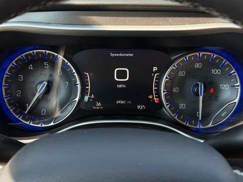 Used 2024 Chrysler Pacifica Touring-L FWD image 5