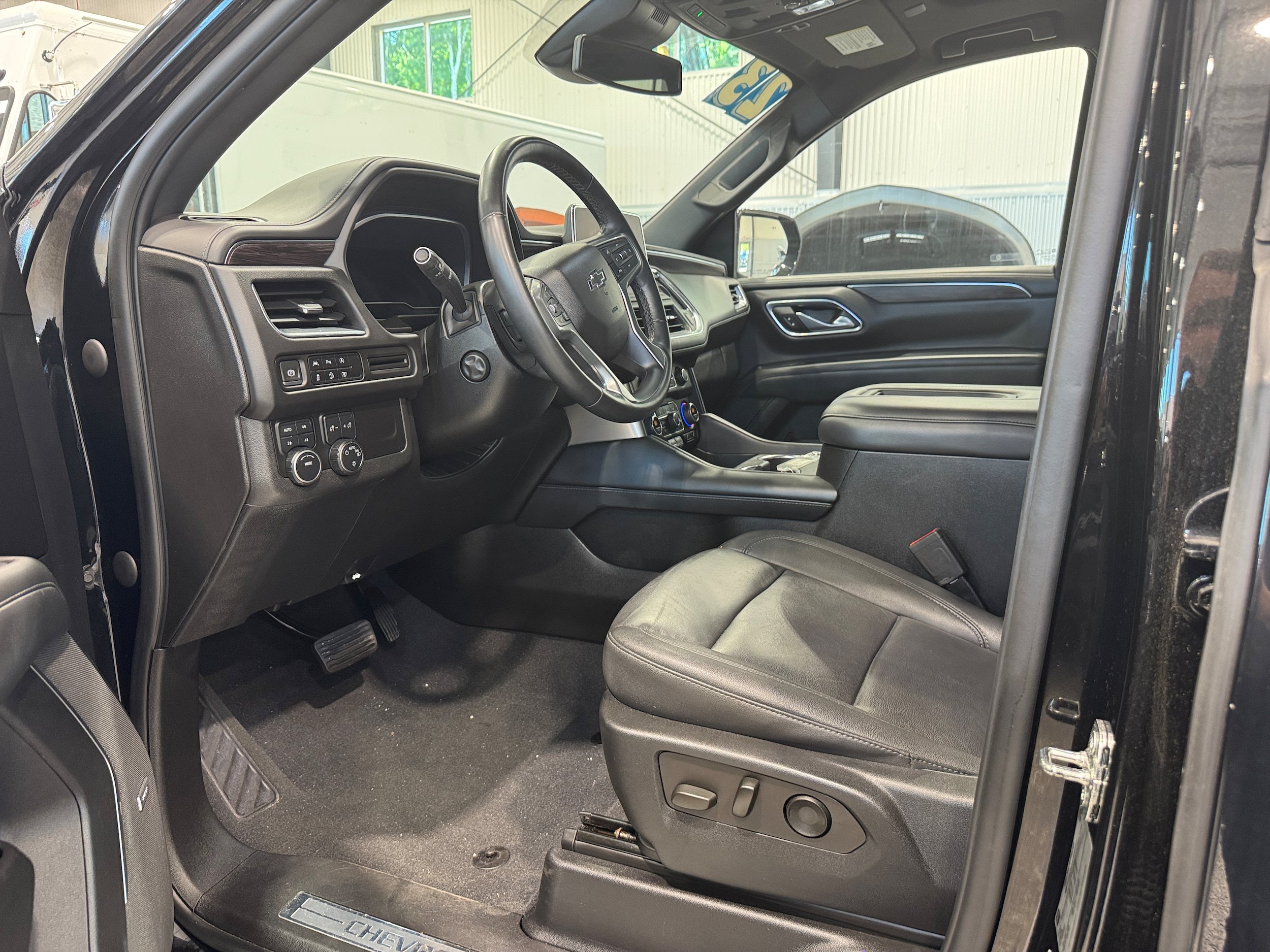 Used 2023 Chevrolet Suburban Z71 w/ Luxury Package AWD/4WD image 18
