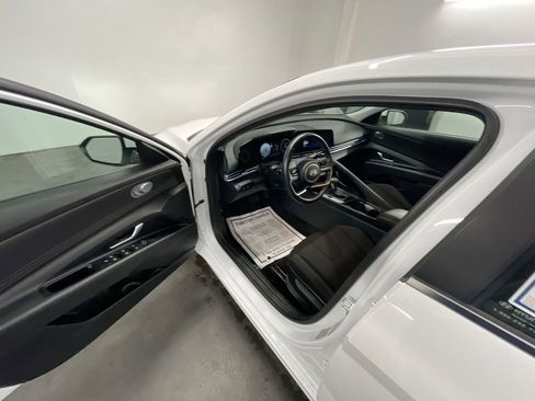 Used 2025 Hyundai Elantra SEL image 10