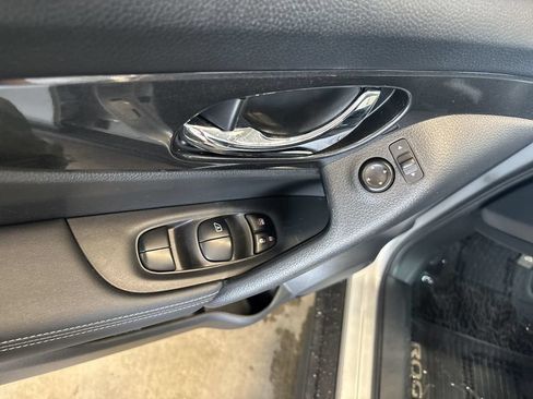 Used 2020 Nissan Rogue SV AWD/4WD image 19