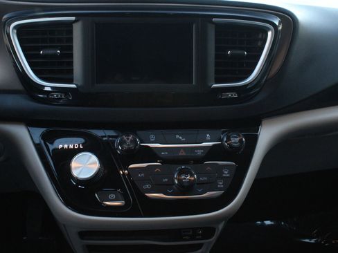 Used 2018 Chrysler Pacifica Touring-L image 18