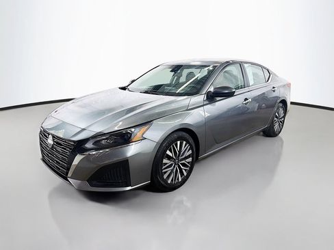 Used 2024 Nissan Altima 2.5 SV FWD image 5