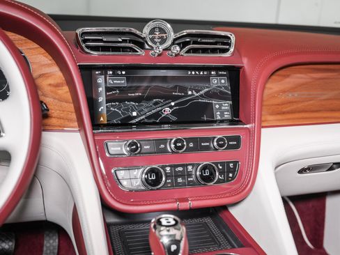 Used 2025 Bentley Bentayga image 36