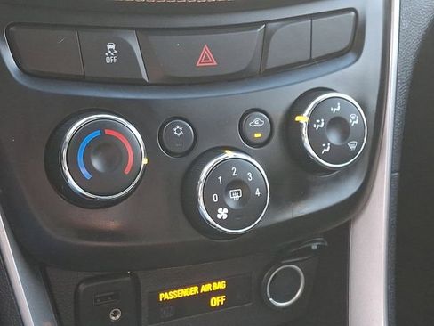 Used 2020 Chevrolet Trax LT w/ LT Convenience Package AWD/4WD image 17