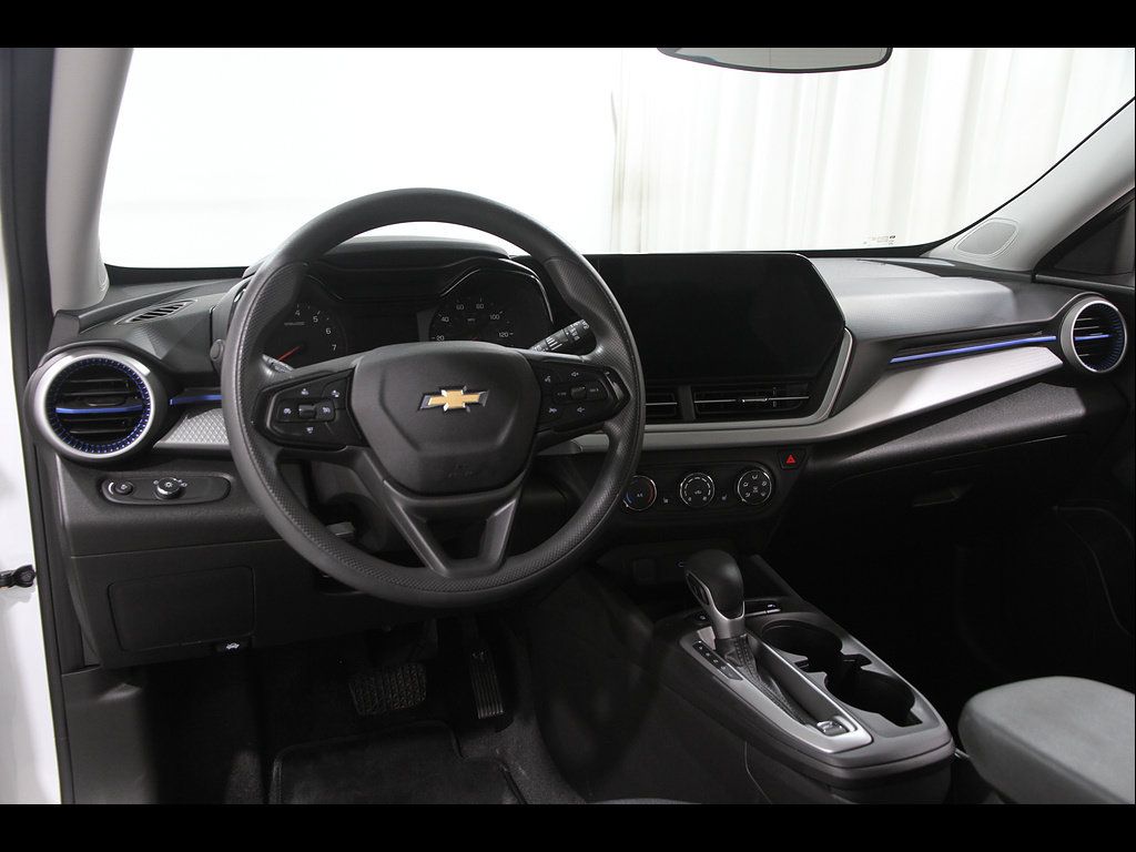 Used 2024 Chevrolet Trax LS w/ LS Convenience Package FWD image 6