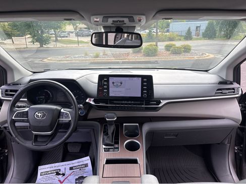 Used 2024 Toyota Sienna XLE image 4